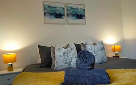 Newly Renovated 3 Bedroom House, 6 Beds With 2 Showers, Near University Town Centre